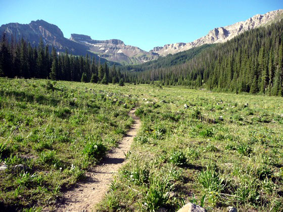 Looking south from the trailhead toward Coxcomb and Redcliff peaks 