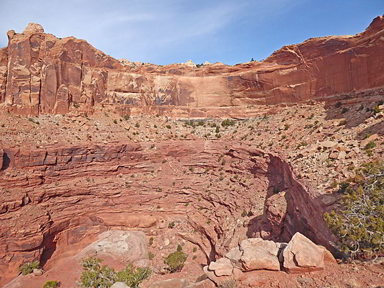 Amphitheater at the head of the side canyon 